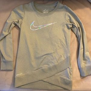 Girls Nike sweatshirt. Size 5-6.